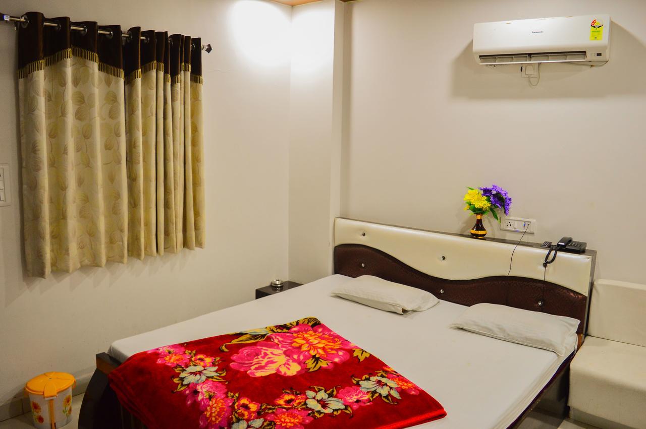 Hotel Shree Dwarkadhish Palace Ujjain Exterior foto